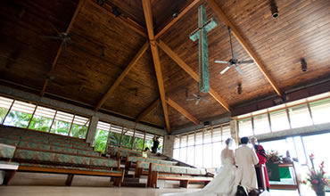 ハピネスウエディング　ハワイ挙式002 キャルバリー・バイ・ザ・シー教会挙式